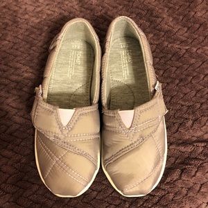 Tom’s quilted toddler sneaker